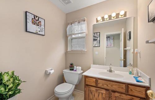 Gladstone Casa | Beautiful Townhome, 11 minutes to Downtown, KCMO.
