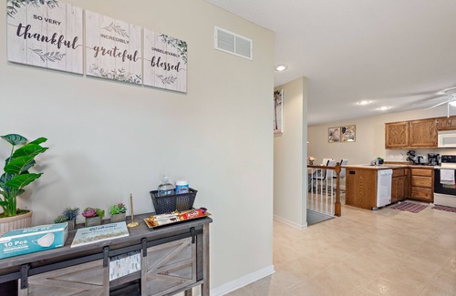 Gladstone Casa | Beautiful Townhome 11 minutes to Downtown, Kansas City, 15 mins to MCI Airport .