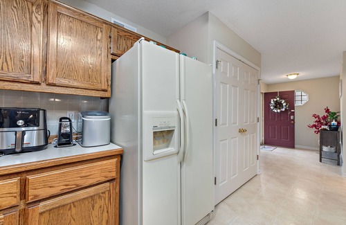 Gladstone Casa | Beautiful Townhome 11 minutes to Downtown, Kansas City, 15 mins to MCI Airport .