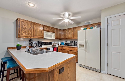 Gladstone Casa | Beautiful Townhome 11 minutes to Downtown, Kansas City, 15 mins to MCI Airport .
