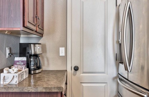 Waldron Casa | Beautiful Townhome Near Shopping and Restaurants in Northland