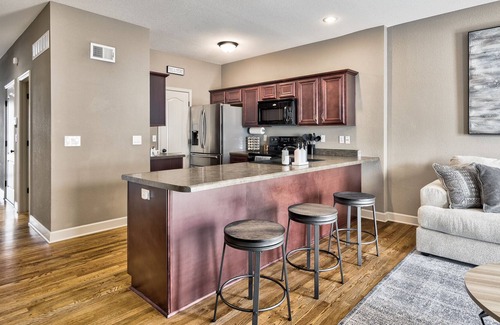 Waldron Casa | Beautiful Townhome Near Shopping and Restaurants in Northland