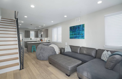 South Philadelphia Casa | Beautiful Townhome - fully furnished with home gym and hot tub!