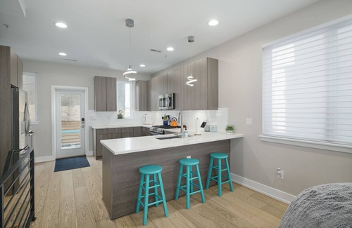 South Philadelphia Casa | Beautiful Townhome - fully furnished with home gym and hot tub!