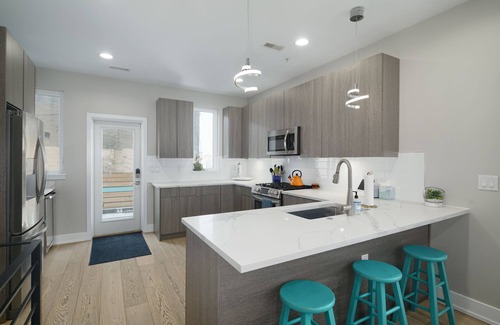 South Philadelphia Casa | Beautiful Townhome - fully furnished with home gym and hot tub!