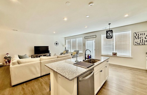 Millville Casa | Beautiful townhome with community pool, shuttle to Bethany, and more!