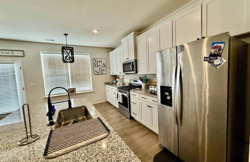 Millville Casa | Beautiful townhome with community pool, shuttle to Bethany, and more!