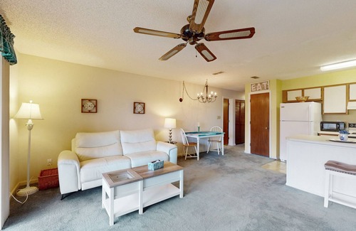 Surfside Beach Condominio | Beautiful townhouse, outdoor patio, shared pool and Free WIFI