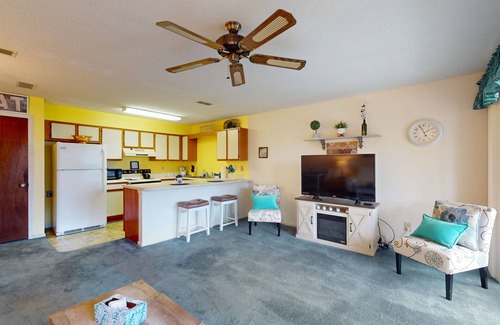 Surfside Beach Condominio | Beautiful townhouse, outdoor patio, shared pool and Free WIFI