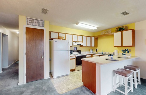 Surfside Beach Condominio | Beautiful townhouse, outdoor patio, shared pool and Free WIFI