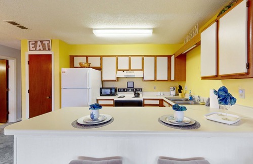 Surfside Beach Condominio | Beautiful townhouse, outdoor patio, shared pool and Free WIFI
