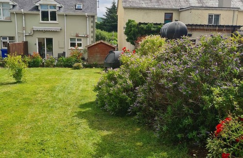 Kinlough Casa | Beautiful Townhouse in the heart of Tranquil Kinlough Village - Home From Home.