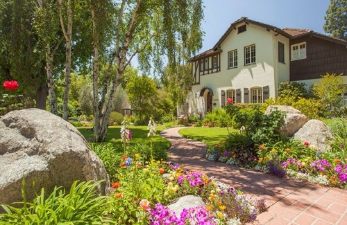 Altadena Casa | Hermoso y tranquilo Tudor Revival Home (1925) En Coveted Barrio de Pasadena