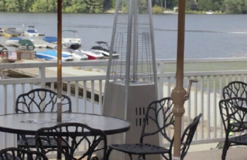Lake Harmony Complejo | Beautiful two bedroom apartment with jacuzzi surrounded by Pocono Mountains