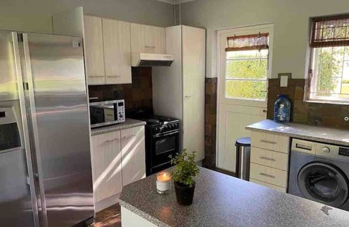 Constantia Cabaña | Beautiful Two Bedroomed Cottage en suite with Solar in heart of Constantia