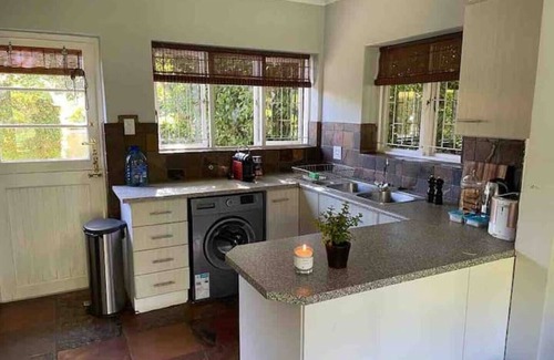 Constantia Cabaña | Beautiful Two Bedroomed Cottage en suite with Solar in heart of Constantia