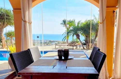 Estepona Villa | Hermosa villa de dos dormitorios y vistas, Con vistas a la ciudad de Estepona y al mar
