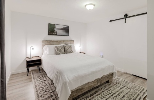 Jasper Place Casa | Beautiful Two Bedrooms With Kitchen and Free Parking.