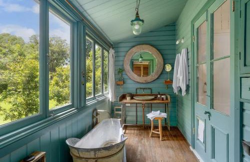 Bangalow Casa | Beautiful Unique Cottage -Pet-Friendly-walk to town
