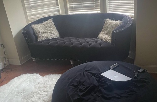 Belmont Apartamento | Beautiful University city apartment with hot tub.