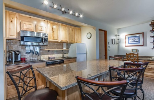 Bend Condominio | Beautiful updated one bedroom condo at Seventh Mountain Resort.