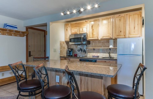 Bend Condominio | Beautiful updated one bedroom condo at Seventh Mountain Resort.