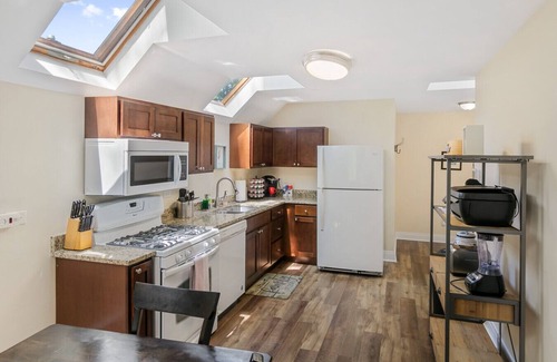 Libertyville Casa | Beautiful updated 5 bedroom house Near Naval Base!