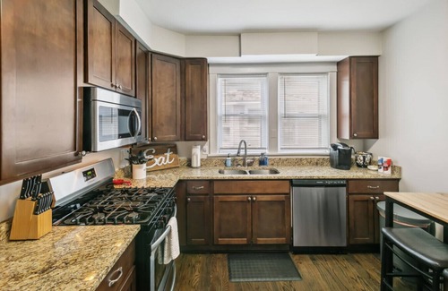 Libertyville Casa | Beautiful updated 5 bedroom house Near Naval Base!