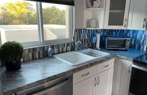 Biltmore Courts Condominio | Beautiful upstairs 2-bedroom condo, sleeps 4 and is near the Biltmore Hotel.