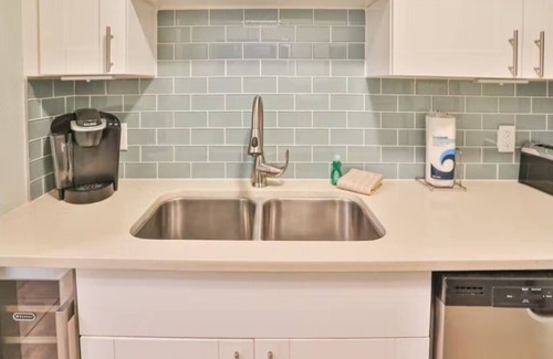 North Redington Beach Condominio | Beautiful Condo, with Gulf Beach access across the street.