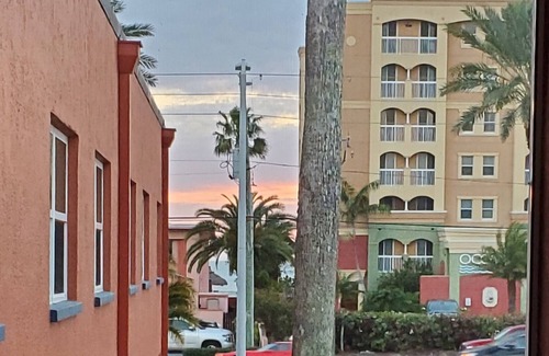 North Redington Beach Condominio | Beautiful Condo, with Gulf Beach access across the street.