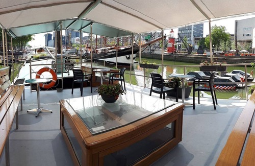 Stadsdriehoek Alquiler De Eote | Beautiful vacation home on a houseboat with roof terrace