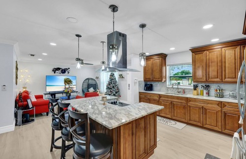Temple Crest Casa | Beautiful Vacation Home w/patio area- 5 min from Busch Garden, Clearwater Beach.