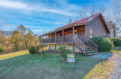 Gatlinburg - Pigeon Forge Casa | Beautiful View! Log cabin,Fireplace,Hot Tub,Arcade,Pool,Fishing