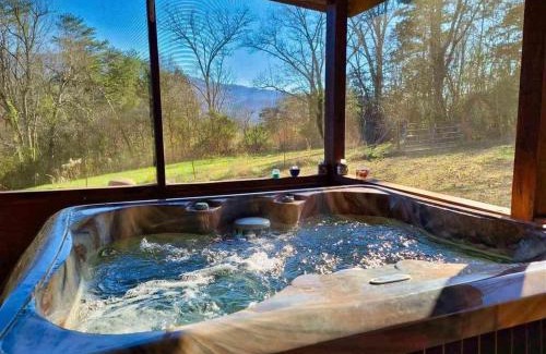 Gatlinburg - Pigeon Forge Casa | Beautiful View! Log cabin,Fireplace,Hot Tub,Arcade,Pool,Fishing