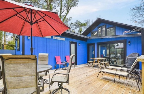 Dodds Addition Casa | Beautiful View of Lake Comegys, Short Walk to Beach & Pet Friendly!!