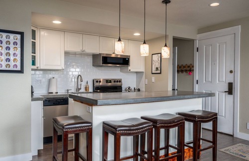 Bend Condominio | Beautiful view! Updated 1-bdrm, 2 bath condo with Queen Murphy in Living Area.