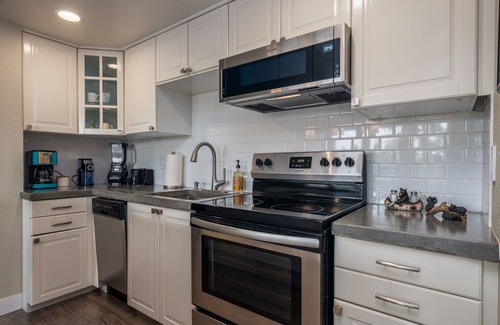 Bend Condominio | Beautiful view! Updated 1-bdrm, 2 bath condo with Queen Murphy in Living Area.