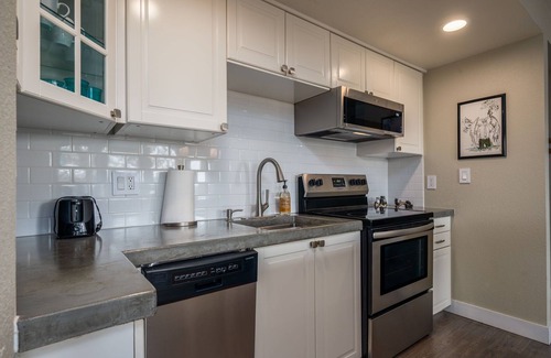 Bend Condominio | Beautiful view! Updated 1-bdrm, 2 bath condo with Queen Murphy in Living Area.