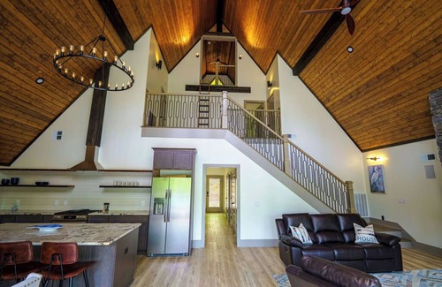 Logan Cabina | Beautiful views with lake access and zero stairs to the water!