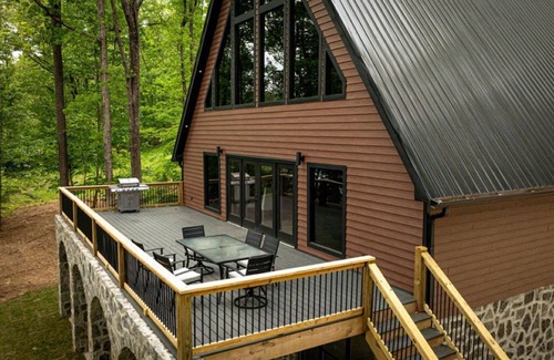 Logan Cabina | Beautiful views with lake access and zero stairs to the water!