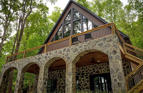 Logan Cabina | Beautiful views with lake access and zero stairs to the water!