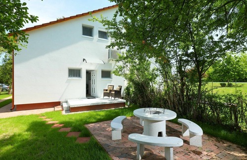 Balatonoszod Casa | Maravillosa casa de vacaciones para 5 personas con A/C, WIFI, TV, patio y aparcamiento