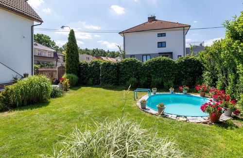 Revnice Casa | Estupenda casa de vacaciones para 4 personas con piscina privada, WIFI, TV, patio y aparcamiento