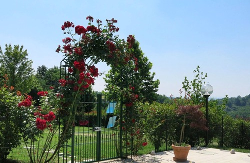 Asti Casa | Maravillosa casa de vacaciones con WIFI, piscina, TV, patio, mascotas permitida y aparcamiento