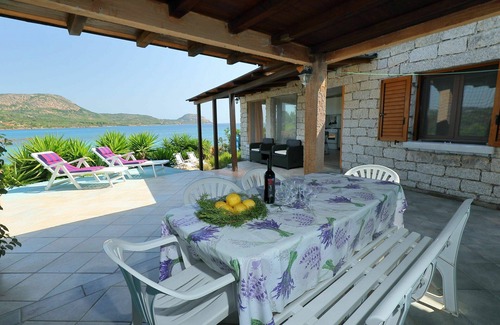 Costa Corallina Casa | Preciosa casa de vacaciones para 6 personas con WIFI, TV, patio y aparcamiento