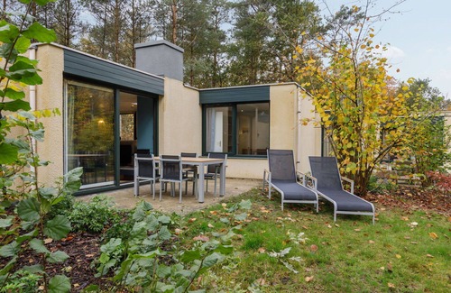 Bispingen Casa | Beautiful villa for 4 guests with WIFI, pool, TV, terrace and parking