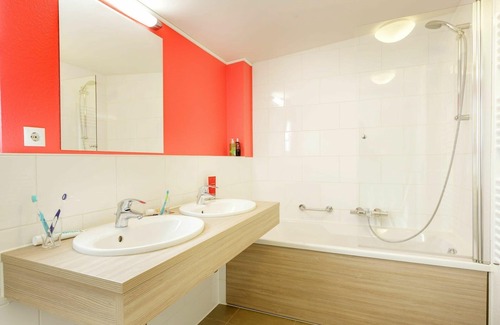 Nohfelden Casa | Maravillosa casa de vacaciones para 8 personas con WIFI, piscina, TV, terraza y aparcamiento