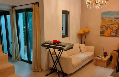 Pallini Villa | Hermosa villa en Gerakas con jardín