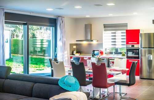 Marasi Villa | Villa independiente con piscina privada, terraza cubierta y equipamiento de juegos.